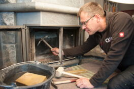 Der Ofenbauer Christian Kohler an Renovationsarbeiten bei einem Kamin