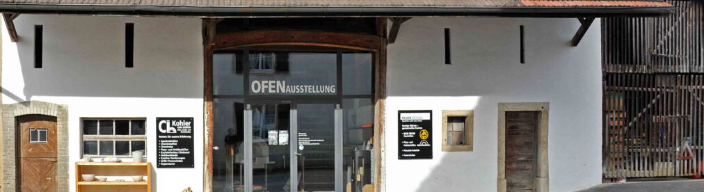 Front eines alten umgebauten Bauernhauses, in dem sich die Ausstellungsräumlichkeiten der Firma Ch. Kohler Ofenbau in Seewen befinden