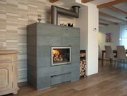 Flacher Specksteinofen im Wohnzimmer